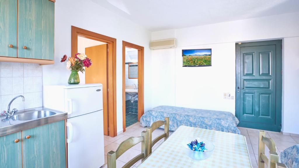 Kuchnia lub aneks kuchenny w obiekcie Dionysos Apartments & Studios