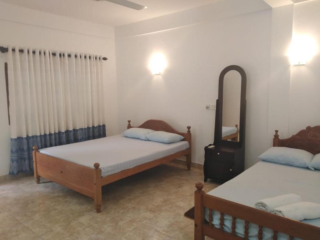 Postel nebo postele na pokoji v ubytování Emerald Guest House