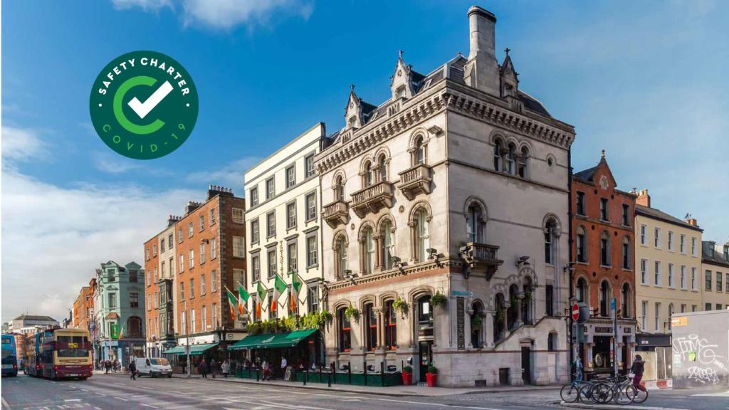 um grande edifício numa rua da cidade com em Dublin Citi Hotel of Temple Bar em Dublin