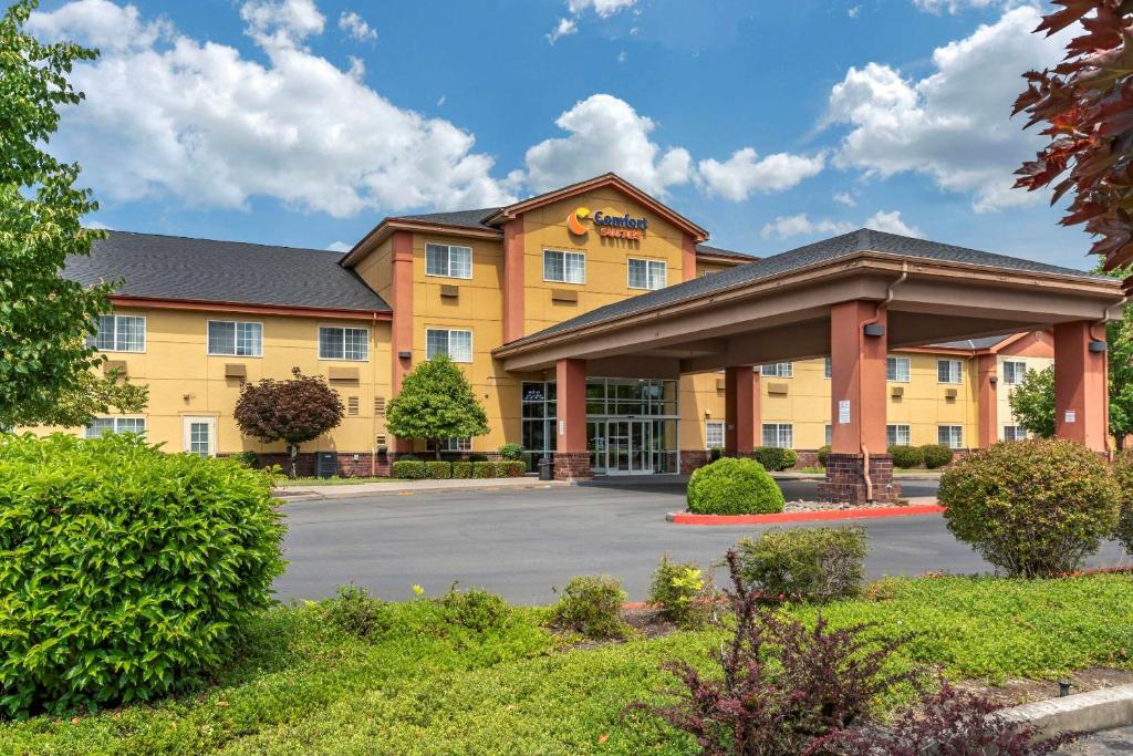 a hotel with a parking lot in front of a building at Comfort Suites Salem in Salem