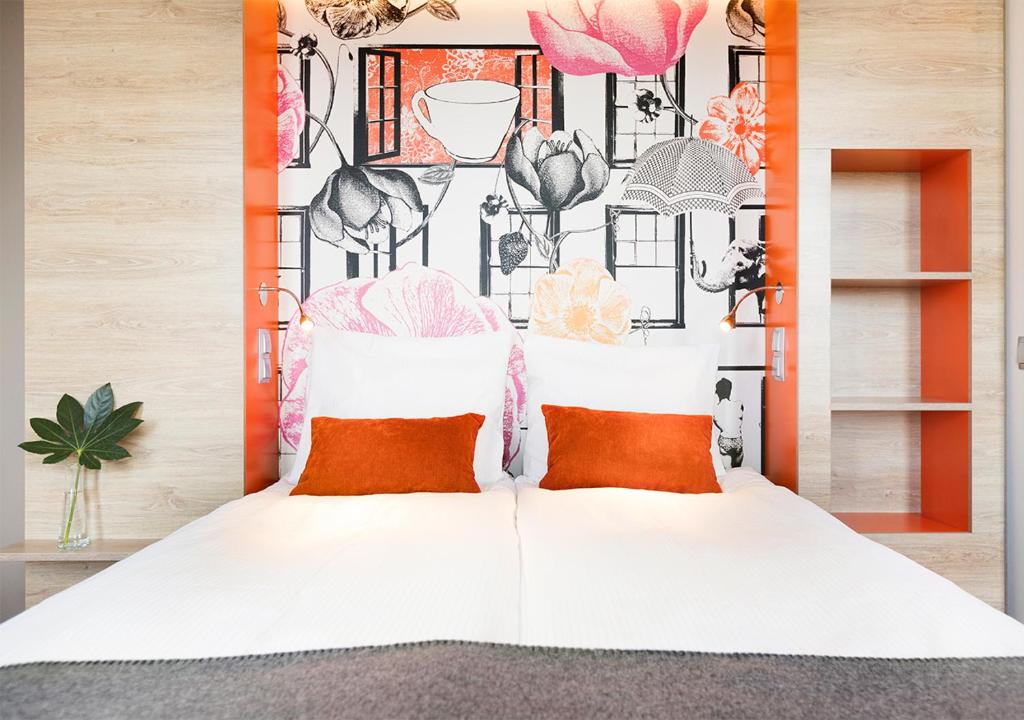 Postel nebo postele na pokoji v ubytování Motel L Stockholm Älvsjö