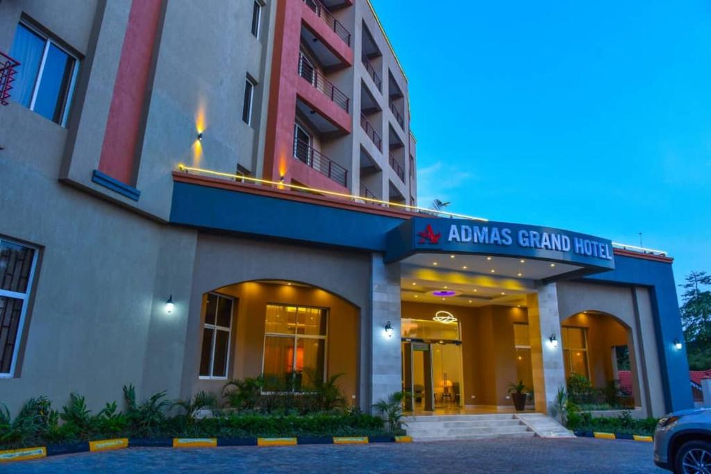 uma vista para a entrada do aams grand hotel em Admas Grand Hotel em Entebbe