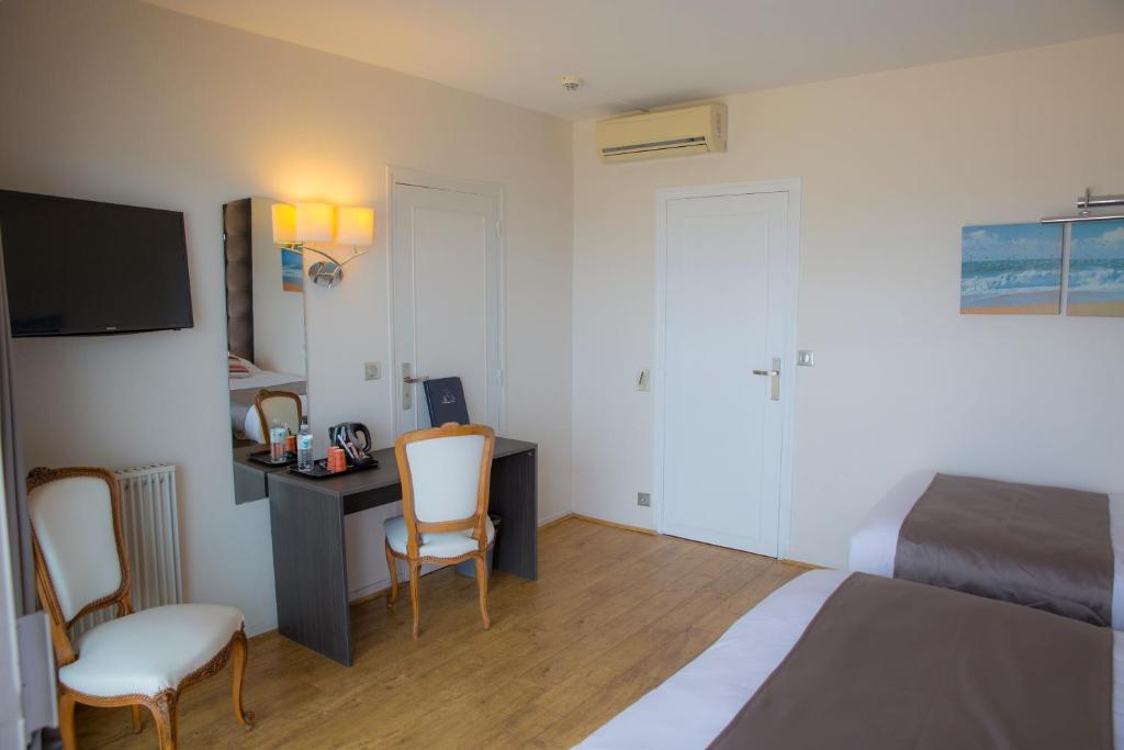 TV a/nebo společenská místnost v ubytování Arc Hôtel Sur Mer