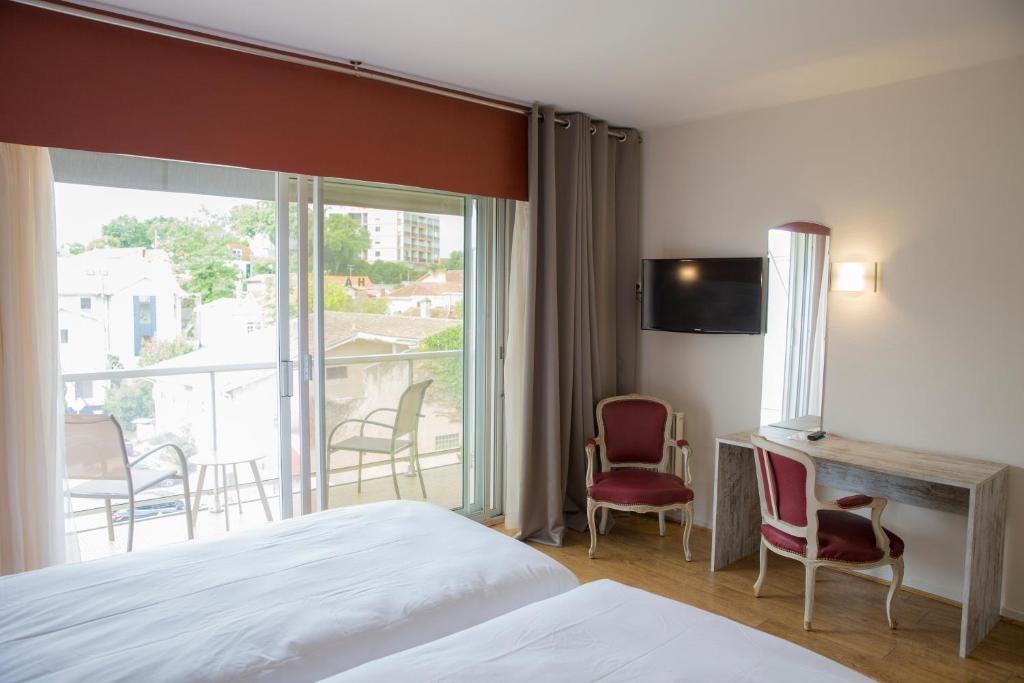 TV a/nebo společenská místnost v ubytování Arc Hôtel Sur Mer