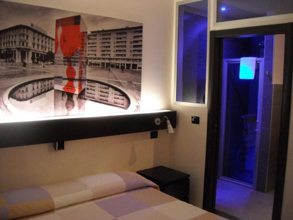 een slaapkamer met een foto aan de muur naast een bed bij Bella Pescara Bb - Abruzzo, Italy in Pescara