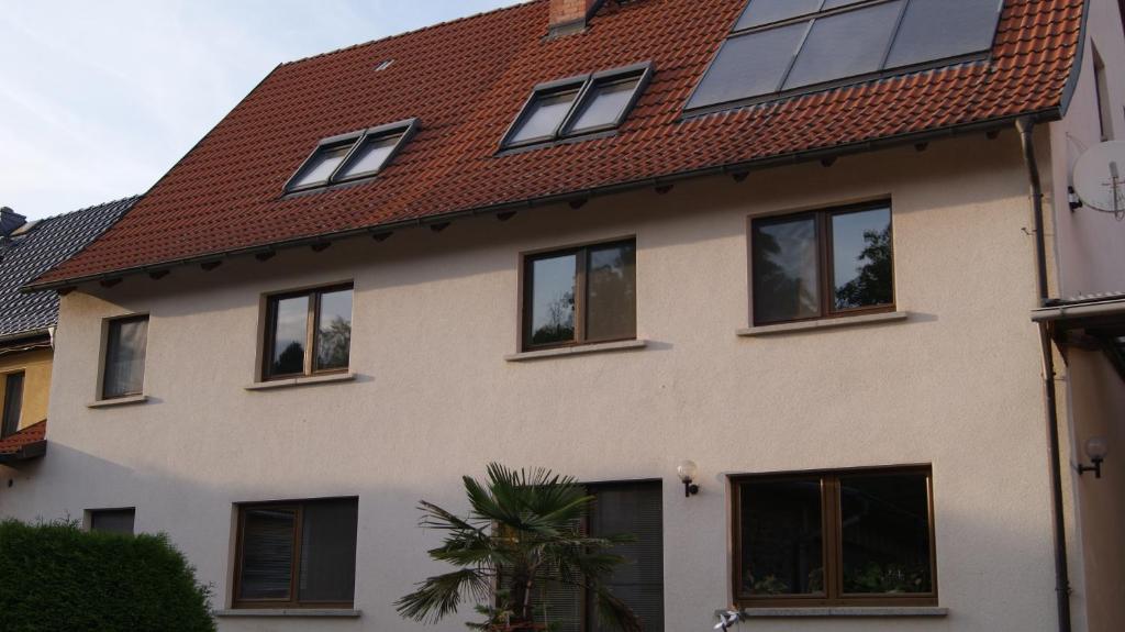 巴特弗蘭肯豪森的住宿－Ferienwohnung Schruttke，一座带窗户和红色屋顶的房子