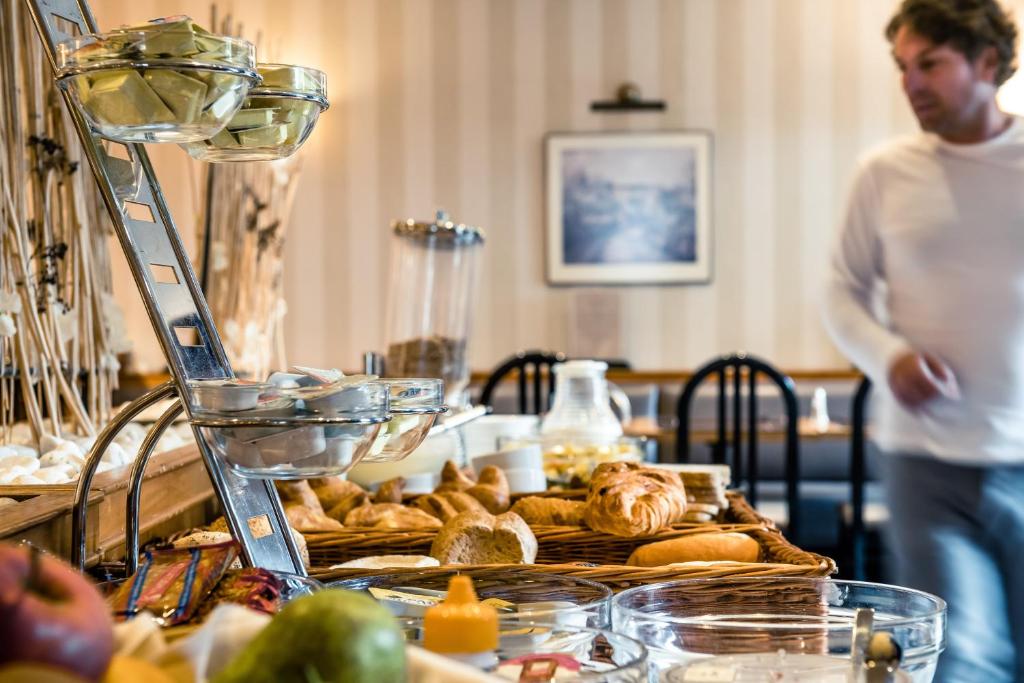Eten bij of ergens in de buurt van het hotel
