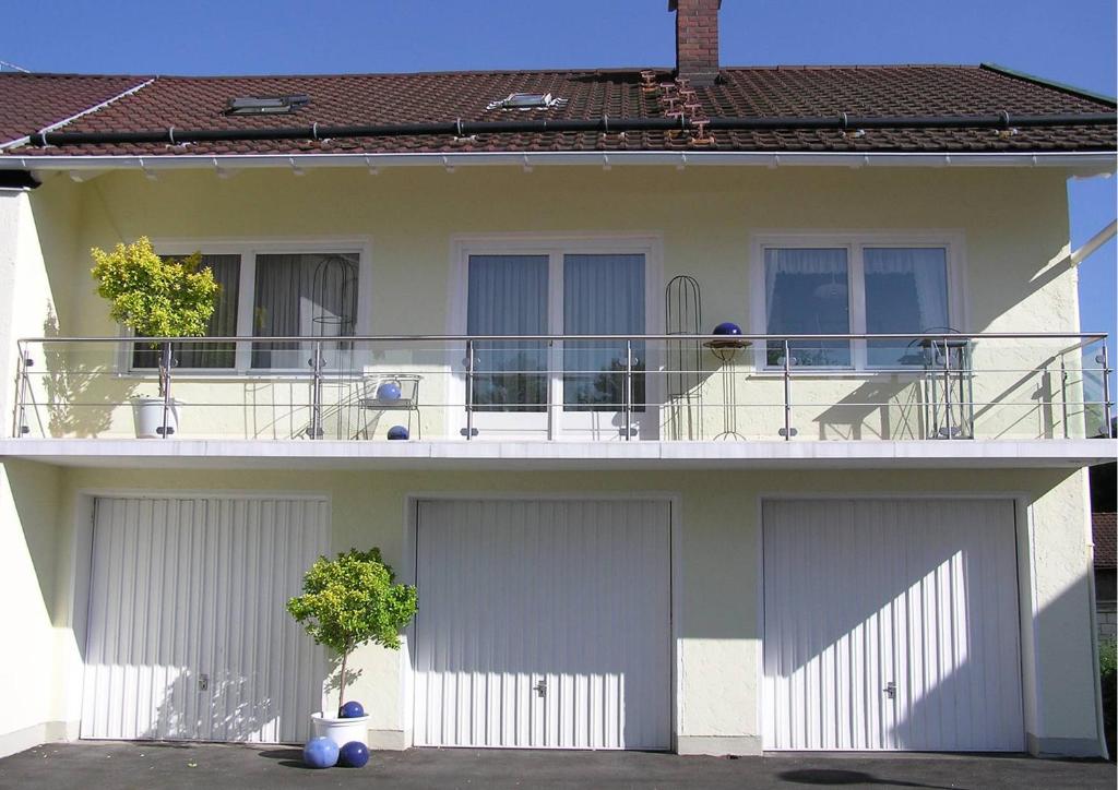 ein Gebäude mit zwei Garagentüren und einem Balkon in der Unterkunft Haus Sonnenschein in Lam