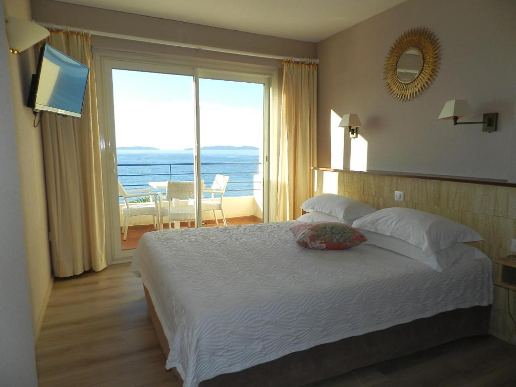 Postel nebo postele na pokoji v ubytování Grand Hotel Moriaz