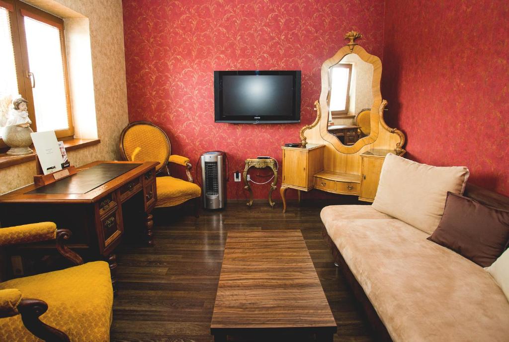 Televízia a/alebo spoločenská miestnosť v ubytovaní Penzion Trattoria