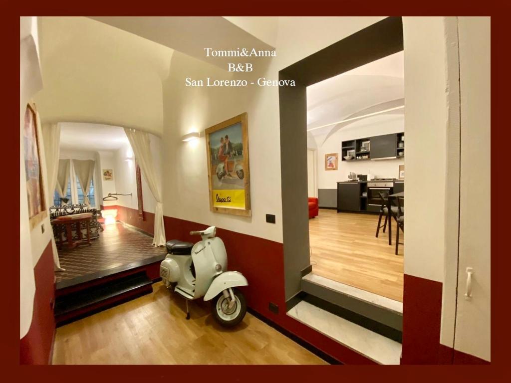een scooter geparkeerd in een kamer met een woonkamer bij New Apartament in historical Genoa center in Genua