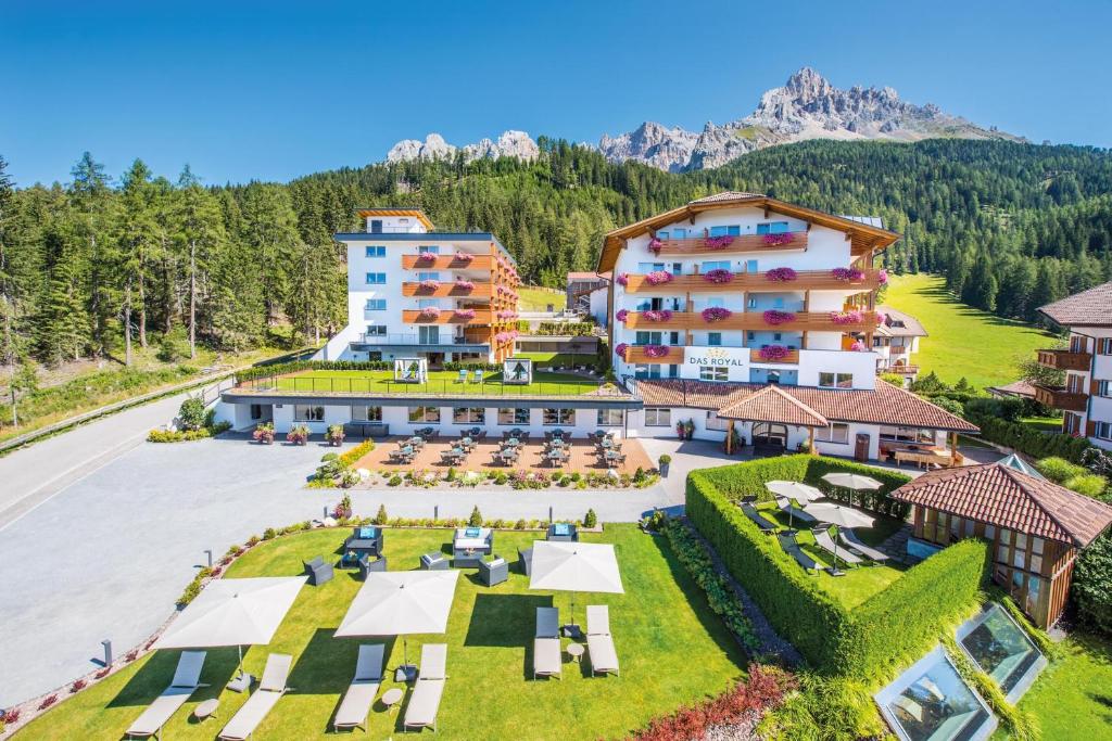 uma vista aérea do hotel e do resort em DAS ROYAL in Obereggen em Obereggen