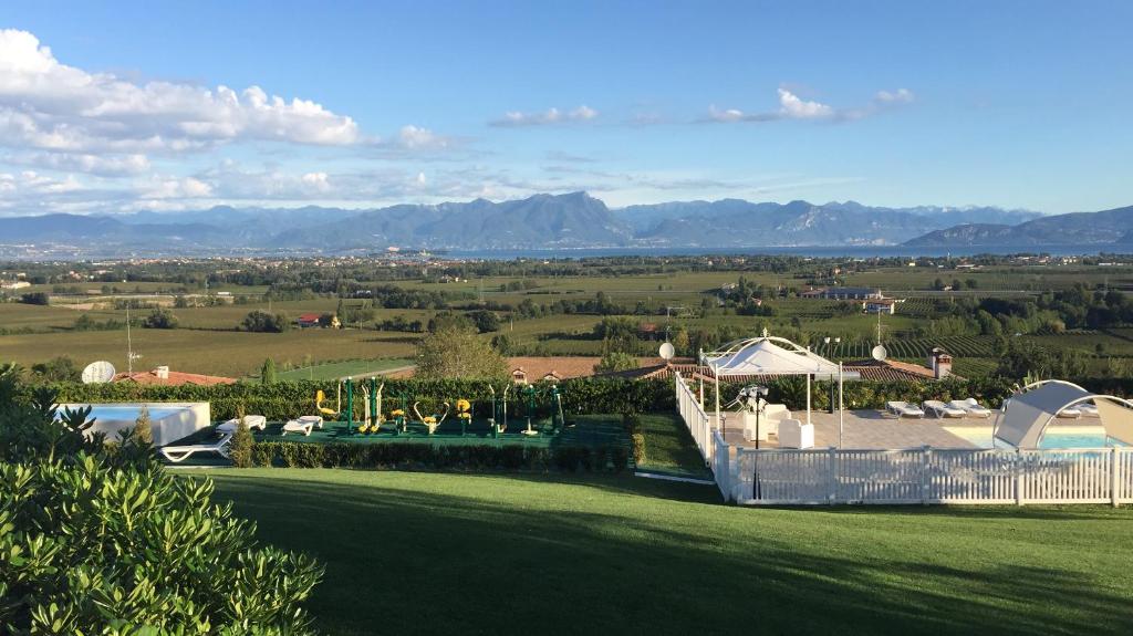 posiadłość z widokiem na góry w obiekcie Relais Villa Belvedere & SPA ONLY ADULTS w mieście Pozzolengo
