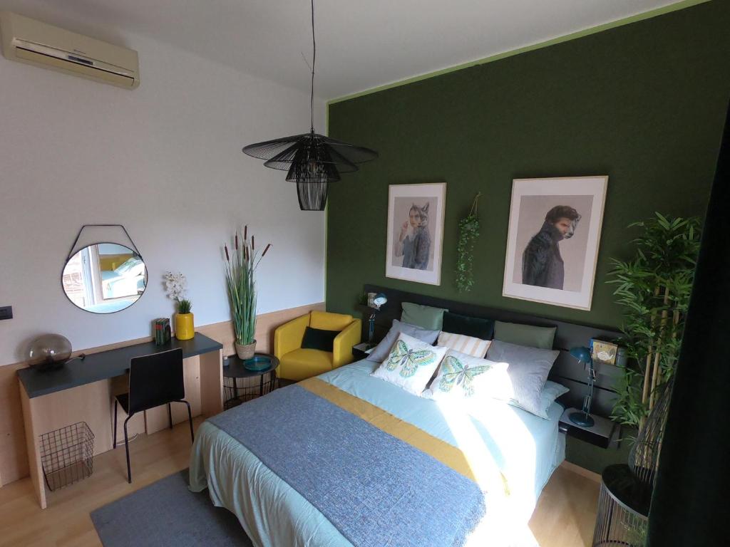 una camera con letto e parete verde di Casa Vacanze Ada a Ragusa