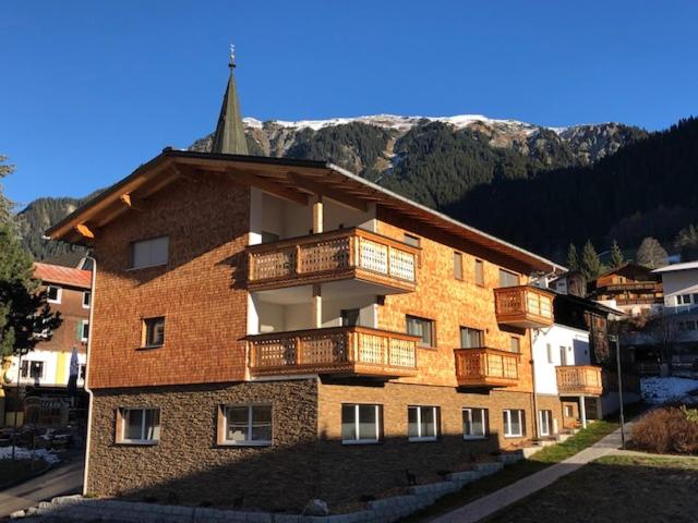 - un bâtiment avec des balcons sur le côté dans l'établissement Gästehaus Kessler, à Gaschurn