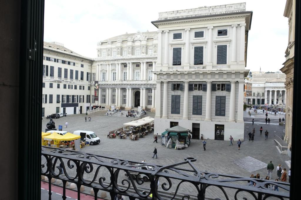 - un balcon donnant sur une rue de la ville avec des bâtiments dans l'établissement H2omeMatteotti, à Gênes