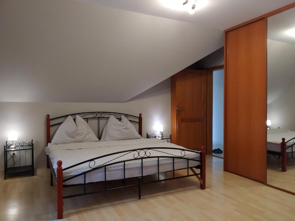 1 dormitorio con 1 cama y pasillo con mesa en Elizabet en Bojnice