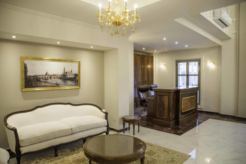 a living room with a bed and a table at Monoambiente de lujo en Place Lafayette - Ganadores del premio Award 2023 in Punta del Este