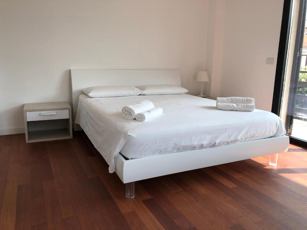 een slaapkamer met een bed met twee handdoeken erop bij Sunny Apartments in Nardò