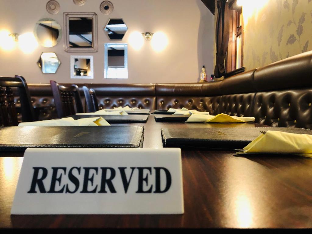 un cartel reservado sobre una mesa en un restaurante en The Aberdeen Arms Hotel en Tarves