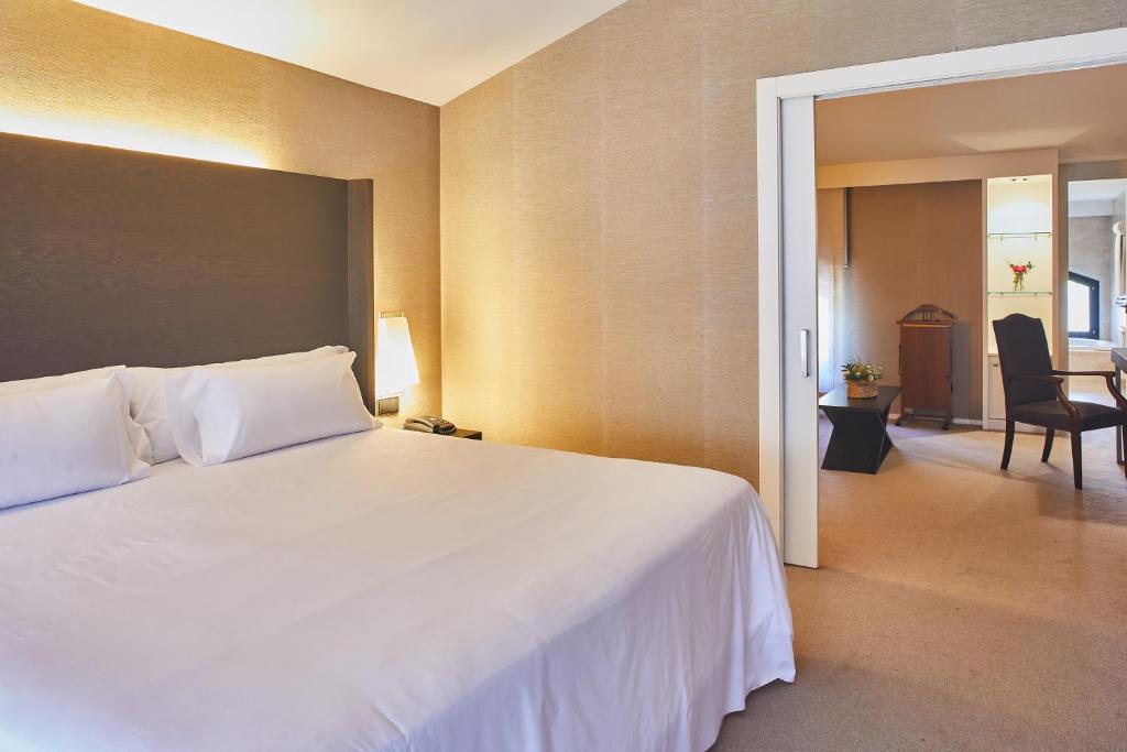 Postel nebo postele na pokoji v ubytování Silken Gran hotel Durango