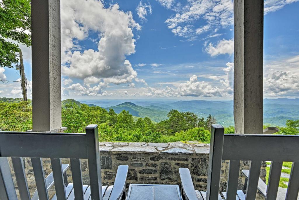 - une terrasse couverte avec des chaises et une vue sur les montagnes dans l'établissement Charming Historic Family Home with Mountain Views!, à Blowing Rock