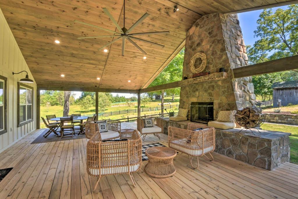 duży salon na świeżym powietrzu z kamiennym kominkiem w obiekcie Blue Ridge Cottage Modern Solace in the Mountains w mieście Blue Ridge