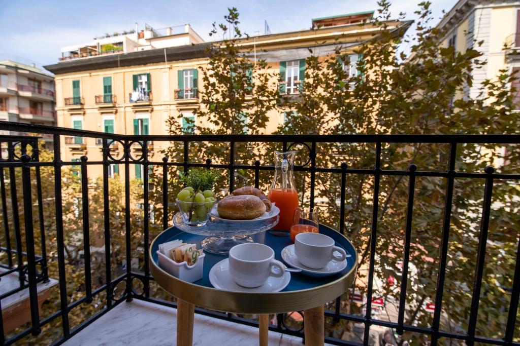 - un plateau de nourriture sur une table sur un balcon dans l'établissement La Chambre, à Naples