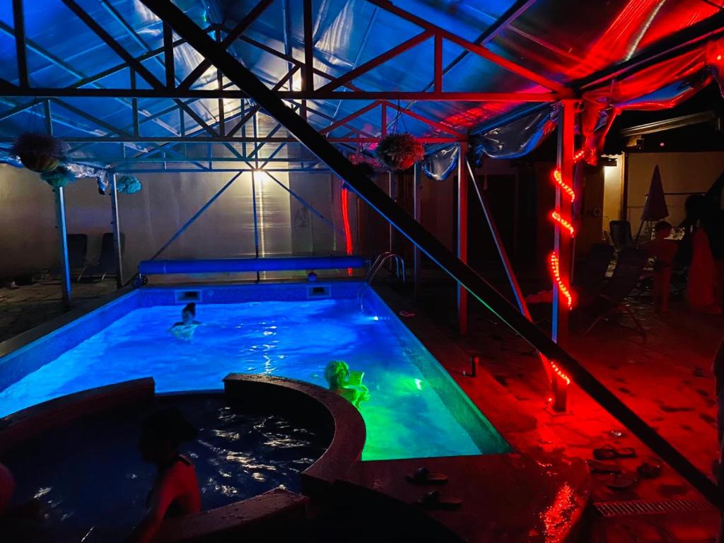 Bazén v ubytování Family Hotel Carpe Diem nebo v jeho okolí