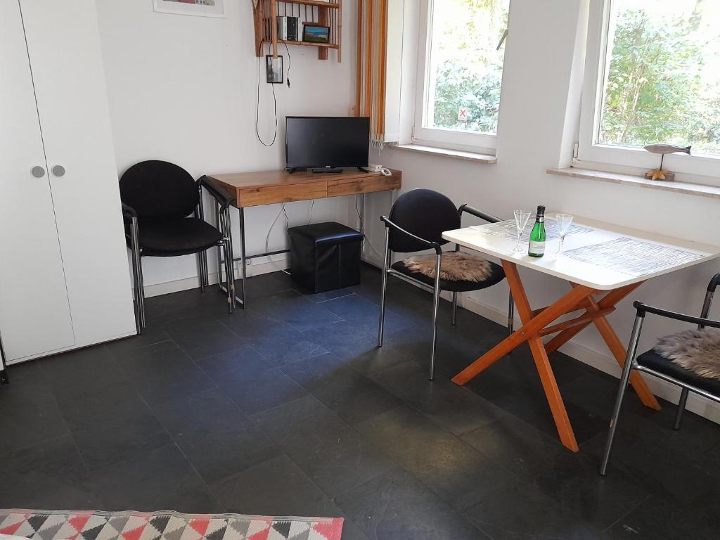 ヴィスマールにあるAppartement Altstadtのテーブルと椅子、テレビが備わる客室です。