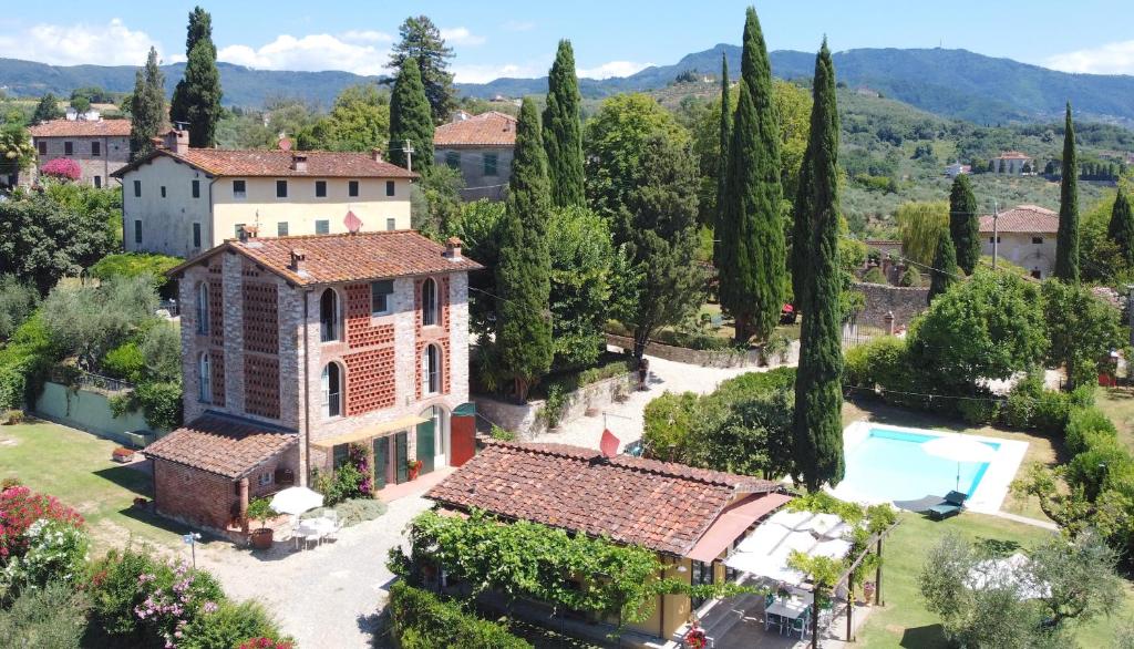 eine Luftansicht eines Hauses mit Pool in der Unterkunft Podere Farinello in Lucca