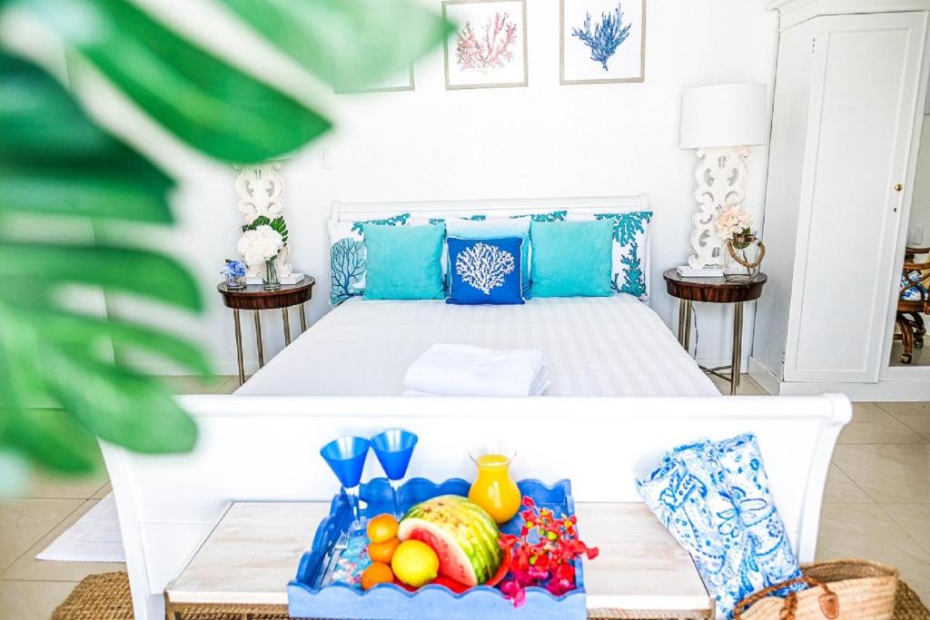 1 dormitorio con 1 cama y bandeja de fruta en Ocean Front Property - Villa 5 Aruba Stunning, en Savaneta
