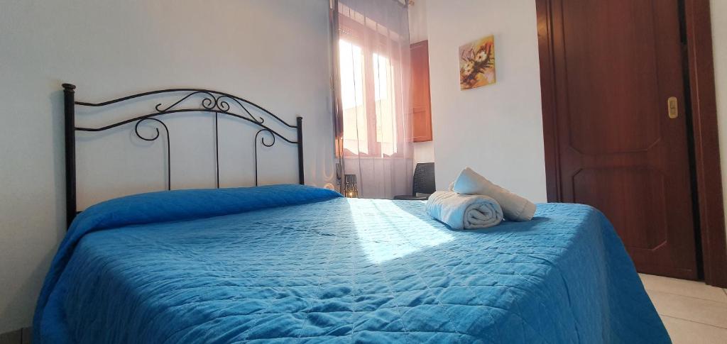 A bed or beds in a room at Costa Gaia Rooms