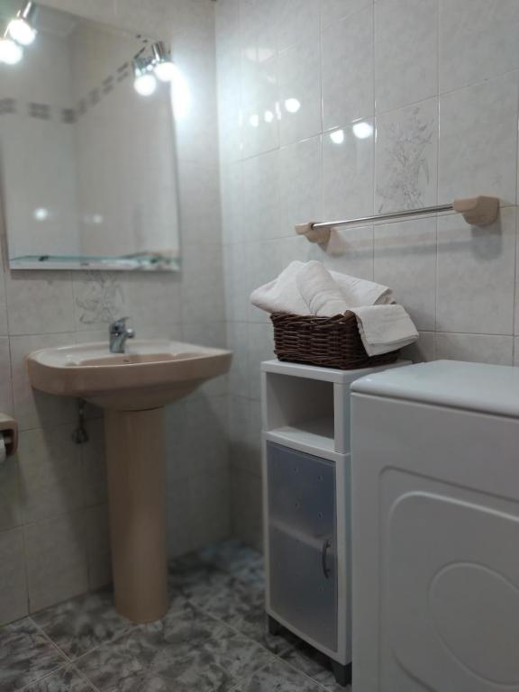 A bathroom at apartamentos la villa 2