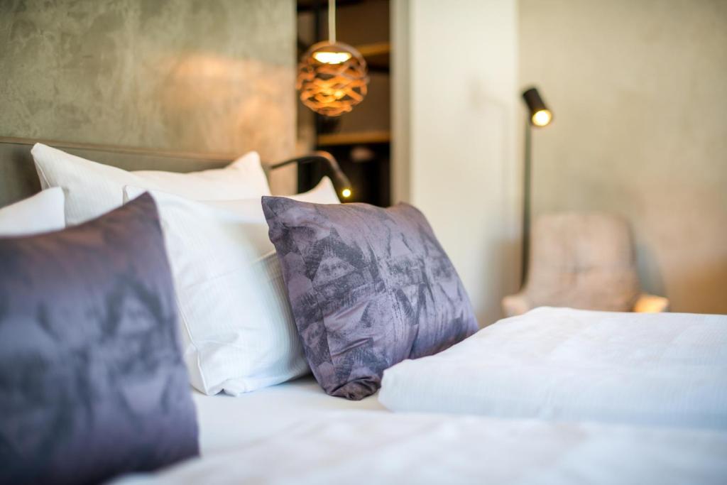 Postel nebo postele na pokoji v ubytování Moselromantik Hotel Kessler Meyer