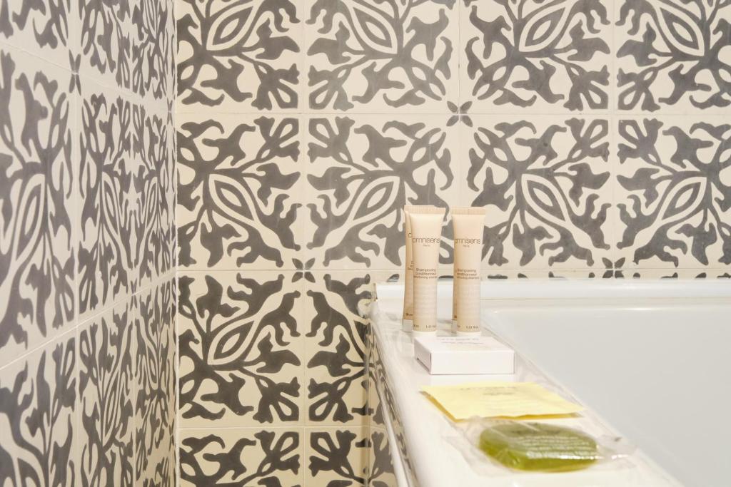a bathroom with a black and white patterned wall at Sintra Boutique Hotel in Sintra