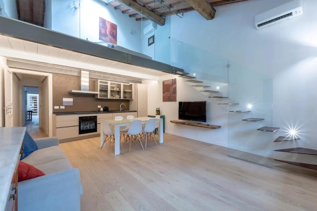 duży salon ze stołem i schodami w obiekcie Luxury Home Florence vista Cappelle Medicee we Florencji