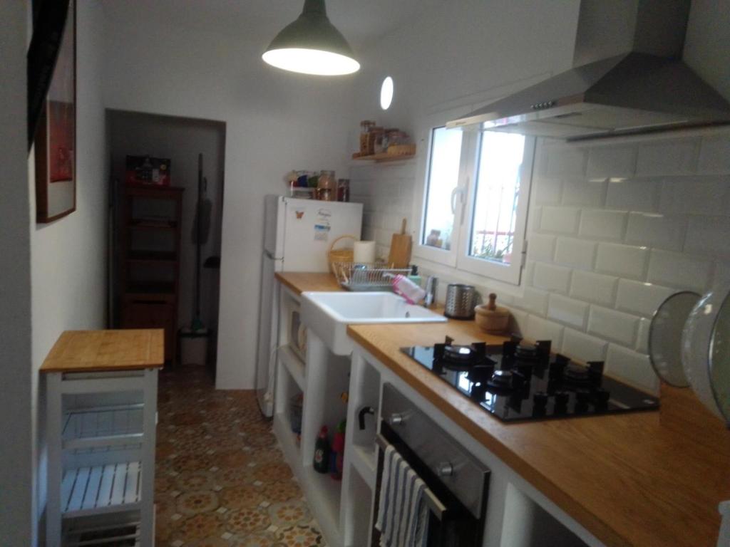 Una cocina o zona de cocina en La Puerta Azul