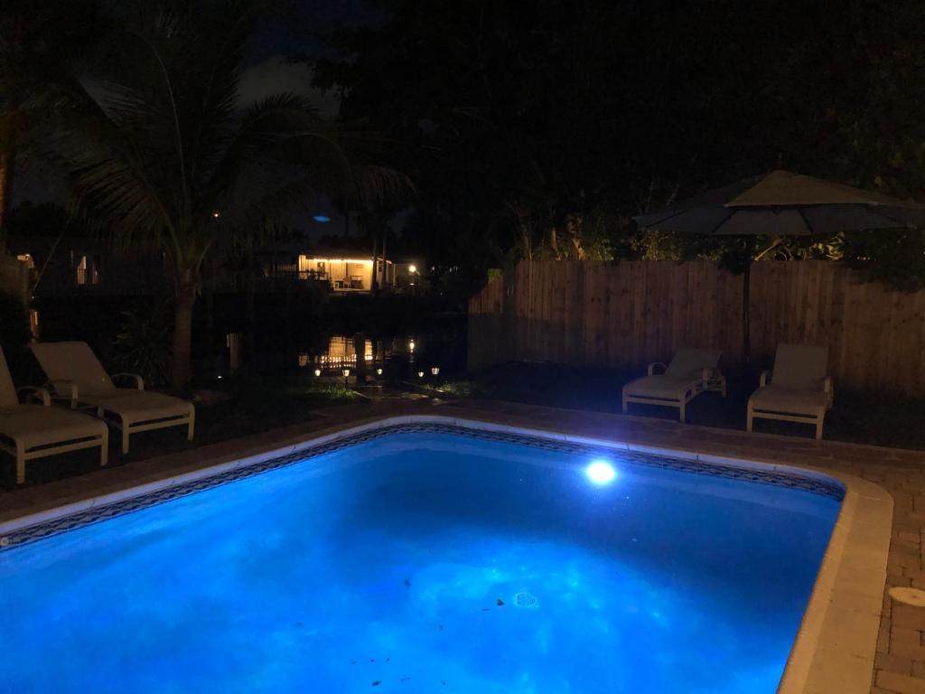 Bazén v ubytování Purely Pompano, Pool, Water front, Paddleboard, Beach, 5 bedroom 3 bath nebo v jeho okolí