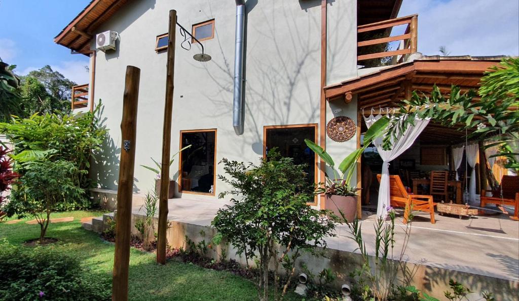  Casa em condomínio com piscina privativa