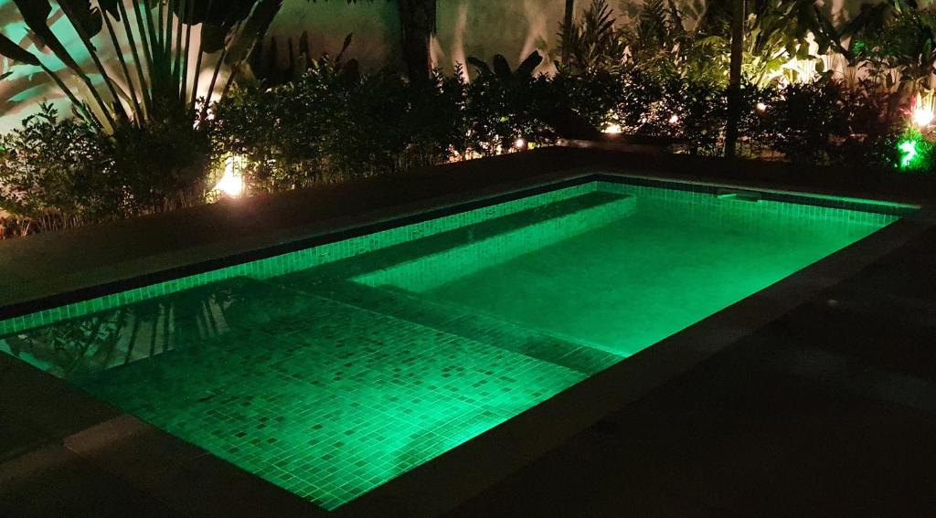  Casa em condomínio com piscina privativa