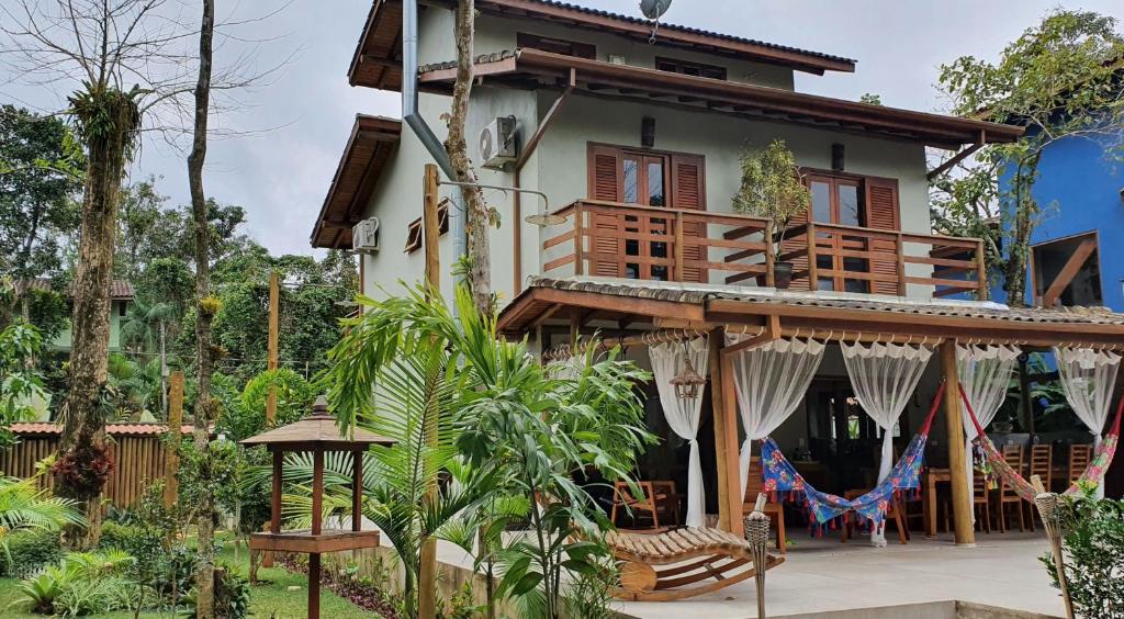  Casa em condomínio com piscina privativa
