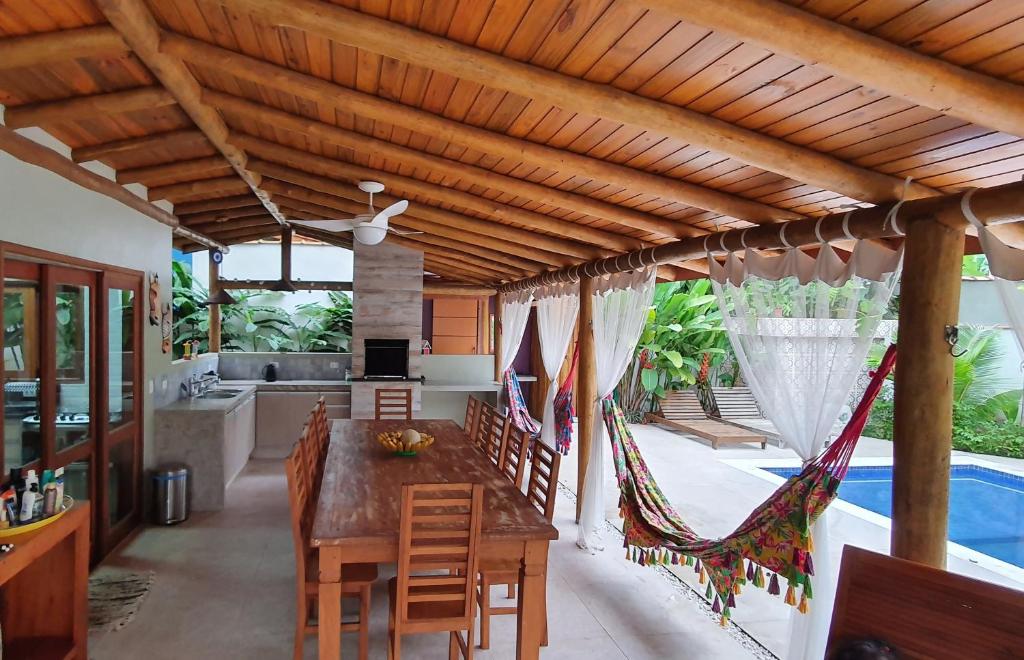  Casa em condomínio com piscina privativa