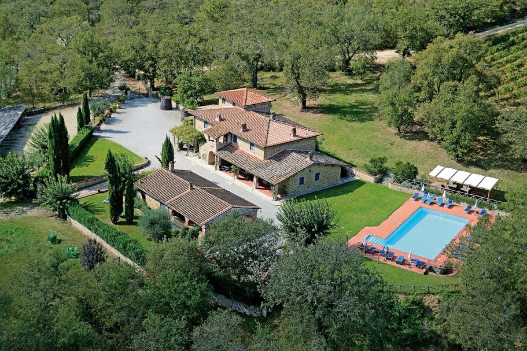 an aerial view of a house with a swimming pool at Agriturismo L'Incrociata in Bucine