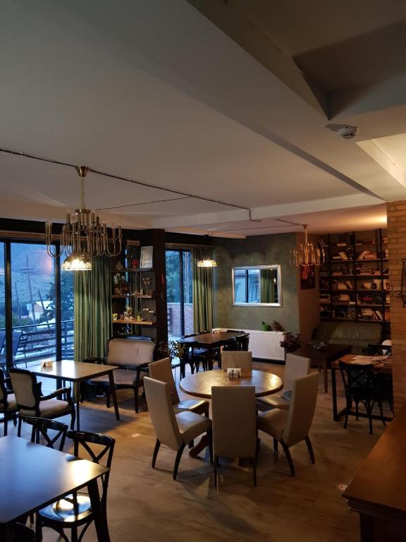 un ristorante con tavoli e sedie in una stanza di Hilltop Kazbegi a Kazbegi