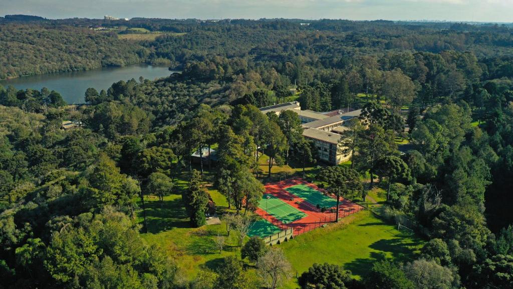 an overhead view of a park with a building and a lake at Sky Samuara Hotel Caxias do Sul in Caxias do Sul