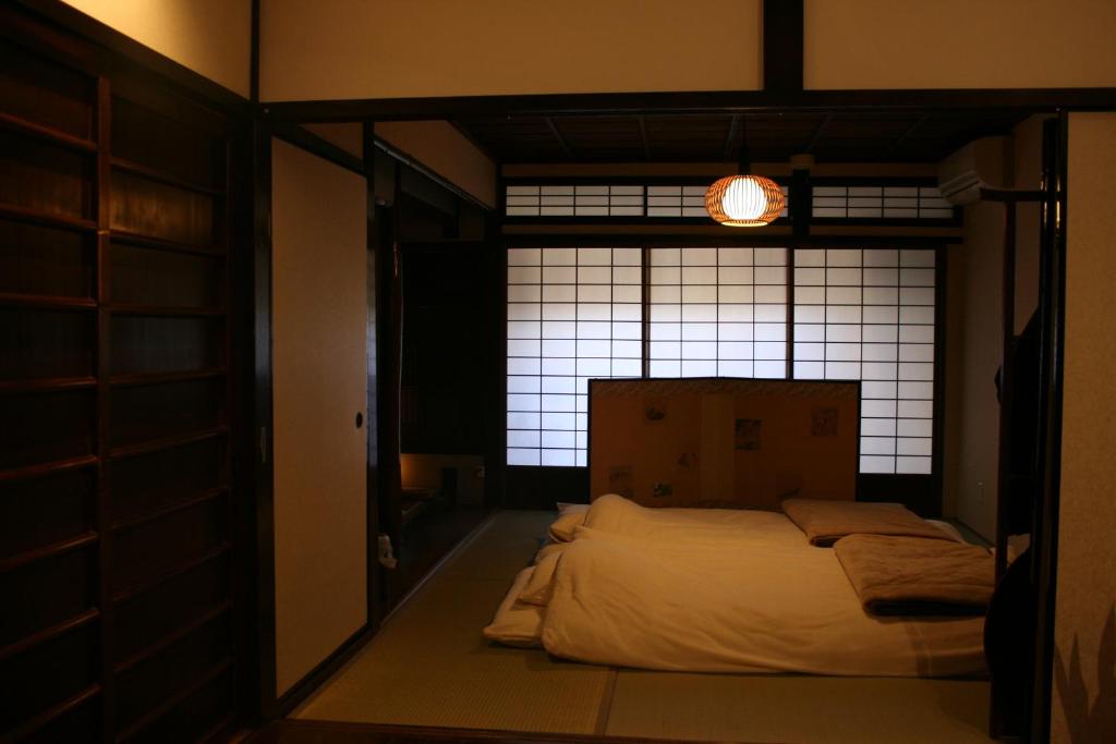 Postel nebo postele na pokoji v ubytování Guesthouse KYOTO COMPASS