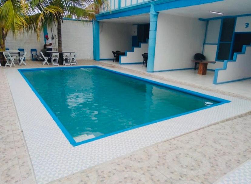 uma piscina no meio de um resort em Casa Mediterraneo em Chamela
