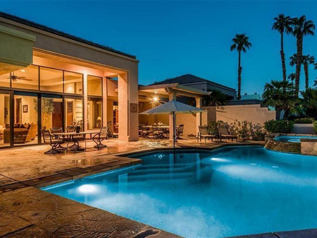 una piscina frente a una casa en Escape to Luxury at PGA West Permit# 67092, en La Quinta