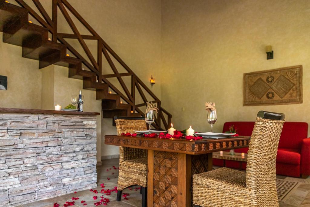 a living room with a table and a staircase at MAJU HOTEL CAMPESTRE & SPA in Jamapa